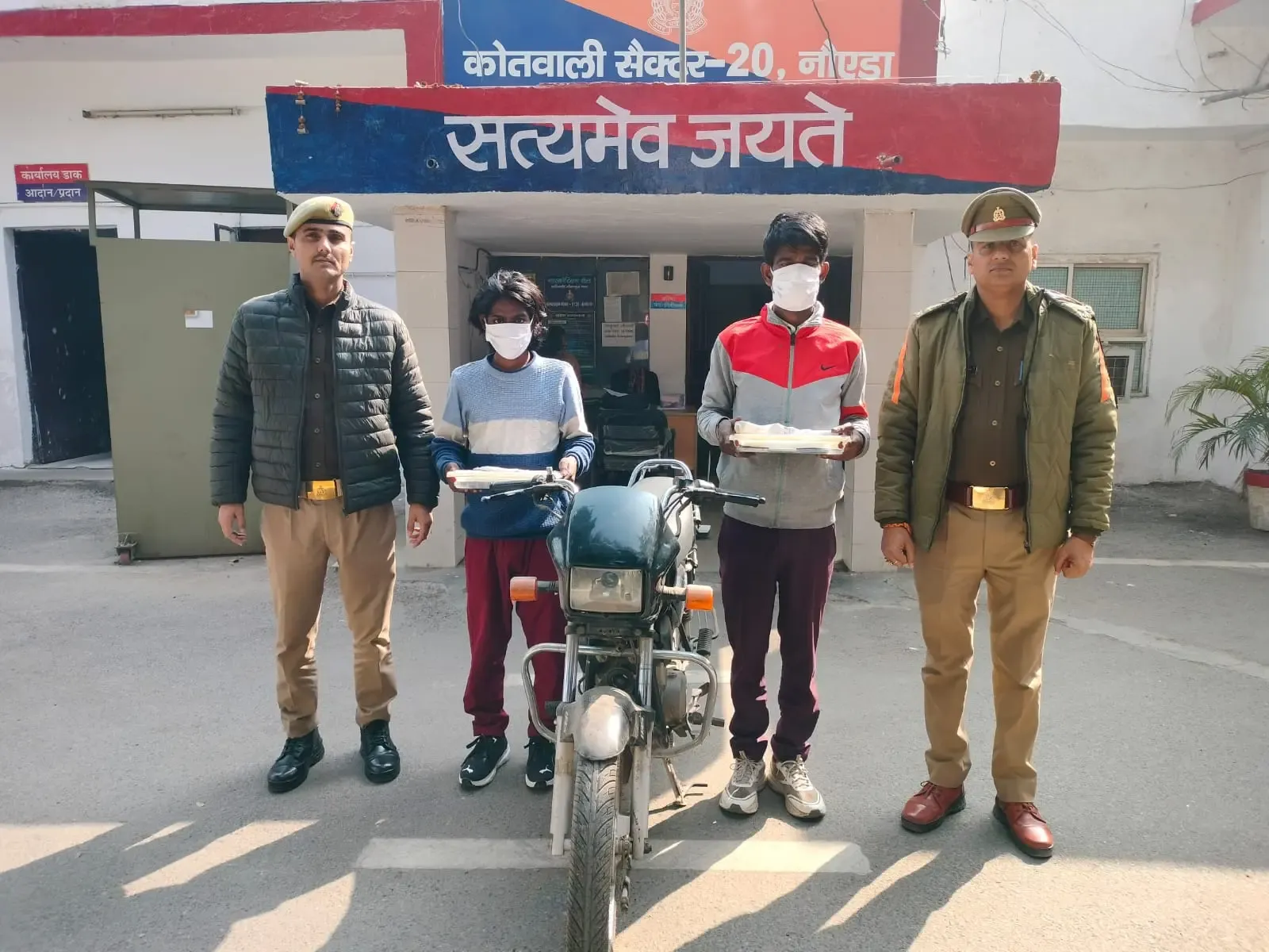 क्या नोएडा में मोबाइल फोन स्नैचिंग गिरोह के दो आरोपी गिरफ्तार हुए?