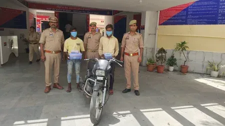 नोएडा में मोबाइल स्नैचिंग गैंग के दो सदस्य गिरफ्तार, 21 मोबाइल और चोरी की बाइक बरामद