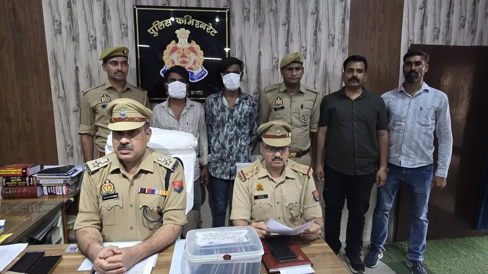 नोएडा में मोबाइल स्नैचिंग गिरोह का भंडाफोड़: 22 मोबाइल, चोरी की बाइक और 2 चाकू बरामद