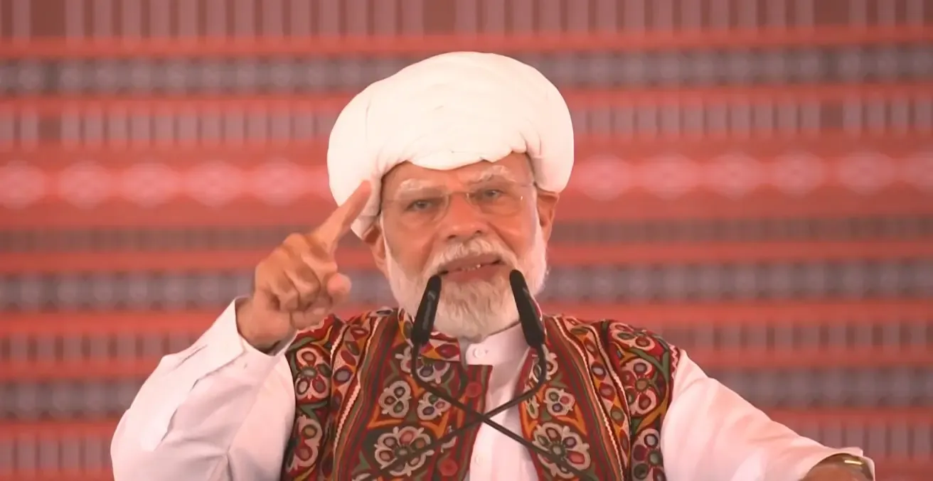 PM मोदी का बनासकांठा में विपक्ष पर हमला: 'अफरातफरी फैलाकर मोदी को बदनाम करने की थी साजिश'