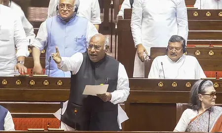 मानसून सत्र के दूसरे सप्ताह में भी हंगामा, दोनों सदनों की कार्यवाही स्थगित