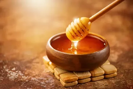 मानसून में त्वचा की हर परेशानी का हल है शहद, जानें इसके जबरदस्त फायदे