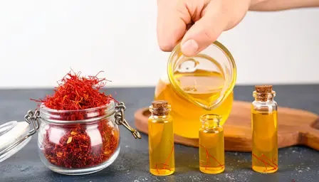 मूड स्विंग से त्वचा की चमक तक, महिलाओं के लिए वरदान है केसर का पानी 