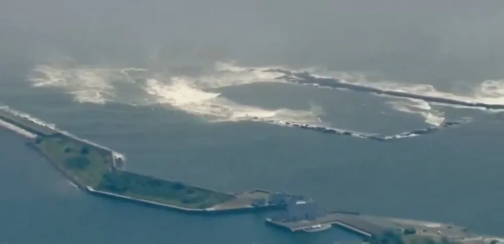 What Are the Impacts of Tsunami Warnings Issued Following a Major Earthquake in Russia's Kamchatka Peninsula?