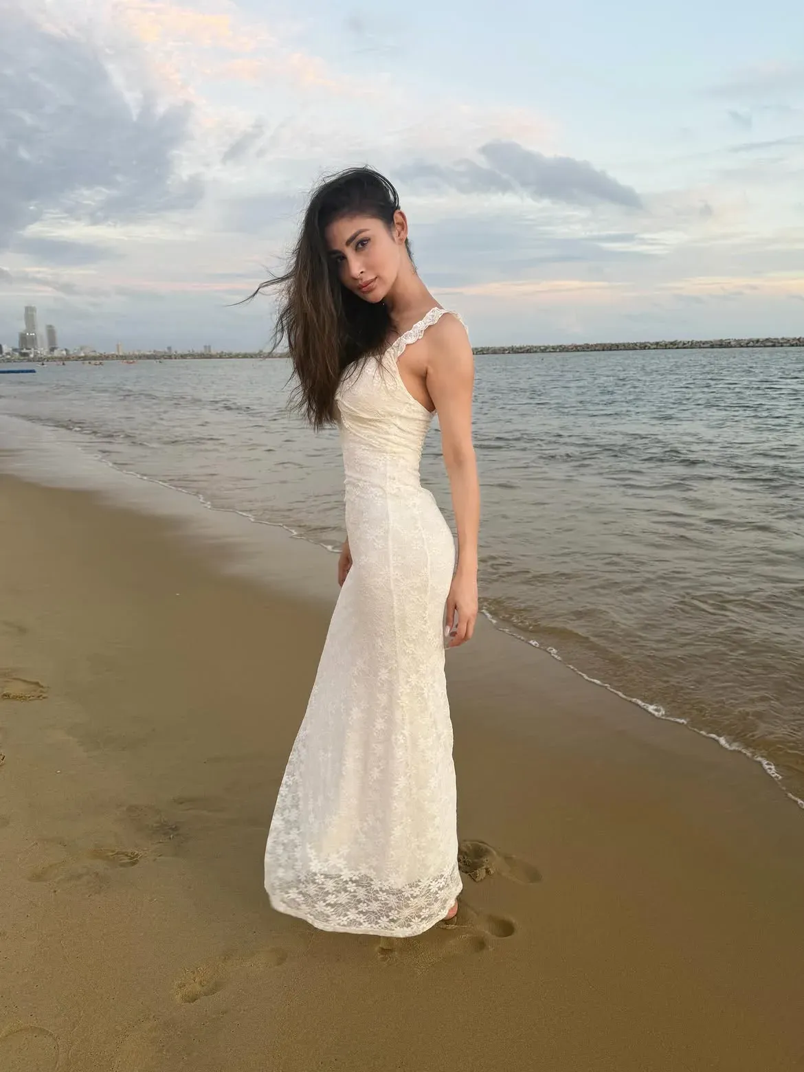 Mouni Roy pens poem on resilience amid divorce from Suraj Nambiar