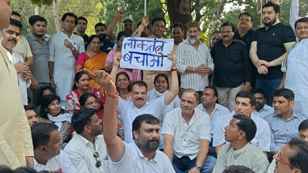 MP Congress leaders join Rahul Gandhi's Delhi protest over voter roll row
