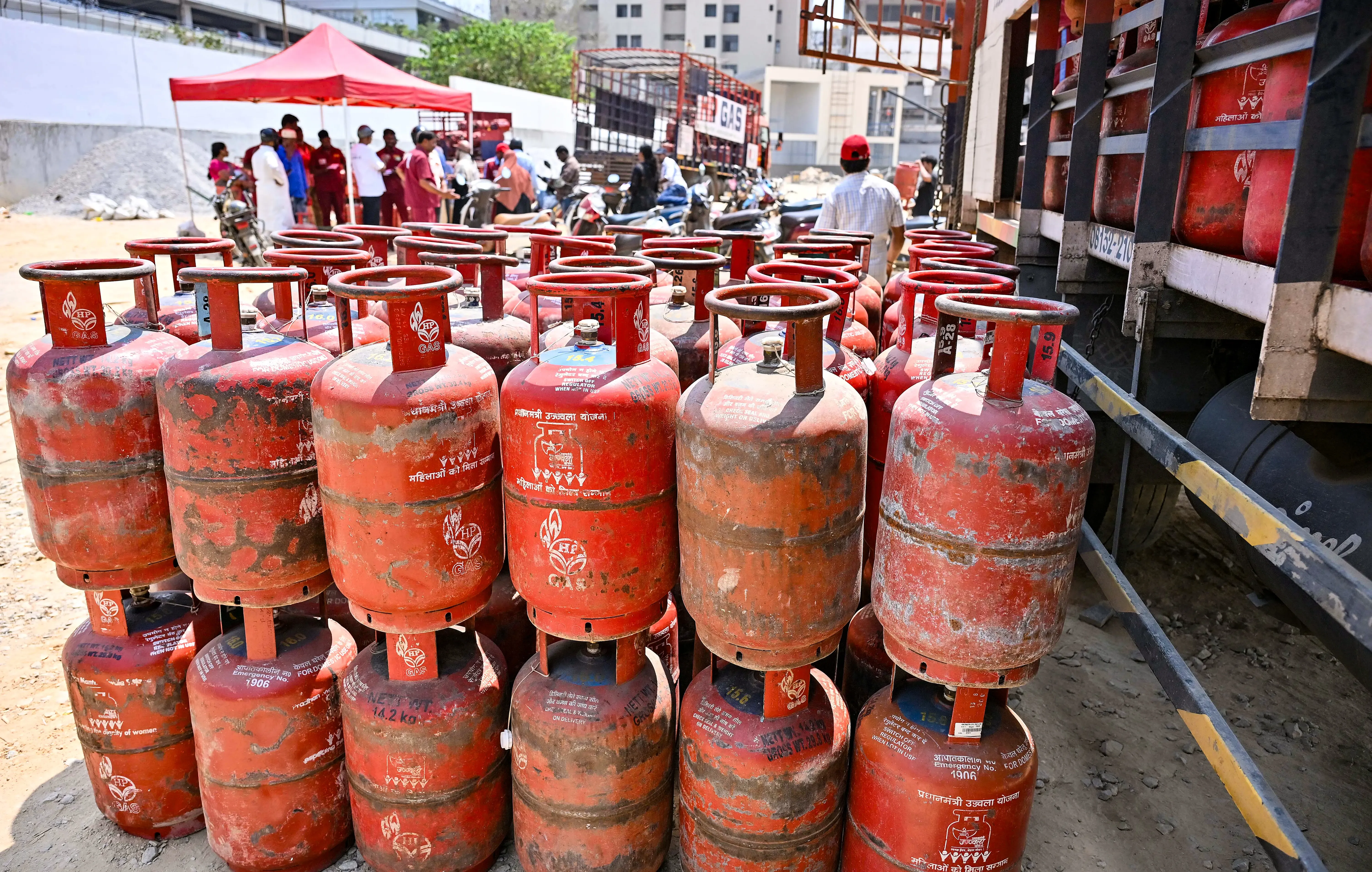Madhya Pradesh Government Advocates for Digital LPG Bookings and Alternative Fuel Exploration