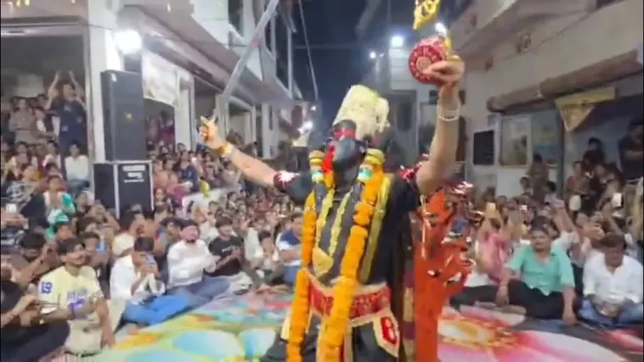 खरगोन की 408 साल पुरानी खप्पर परंपरा: महानवमी पर मां महाकाली की सवारी में उमड़े हजारों श्रद्धालु