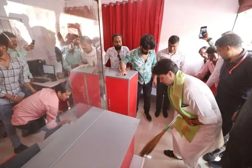 Did Scindia Really Clean a Post Office and Dance with Tribals in Ashoknagar?