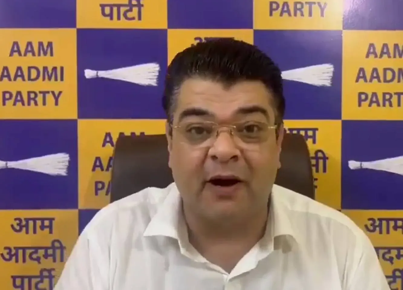 एमसीडी का तबादला कांड: मृत और निलंबित जेई के नाम ट्रांसफर सूची में, आप ने उठाए सवाल