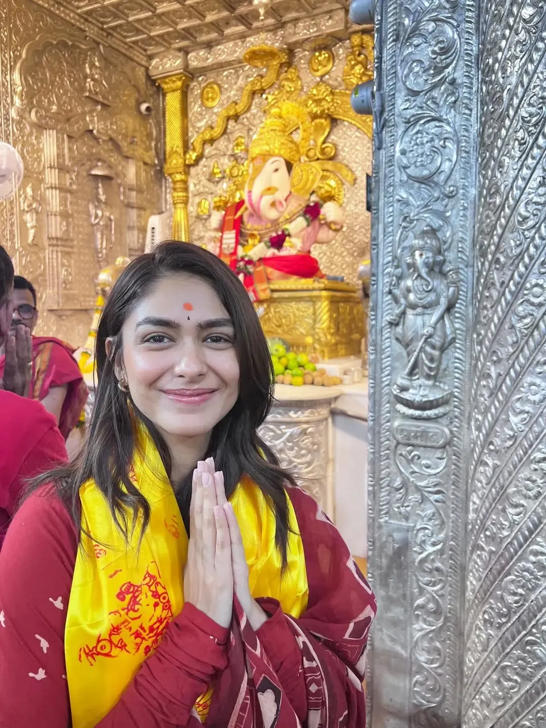 Mrunal Thakur Visits Pune to Seek Blessings from Bappa