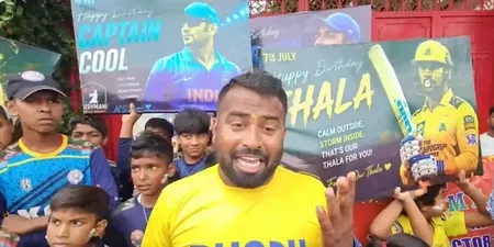 एमएस धोनी बर्थडे: कोलकाता, ओडिशा से पूर्व कप्तान का जन्मदिन मनाने रांची स्थित उनके घर पहुंचे फैंस 