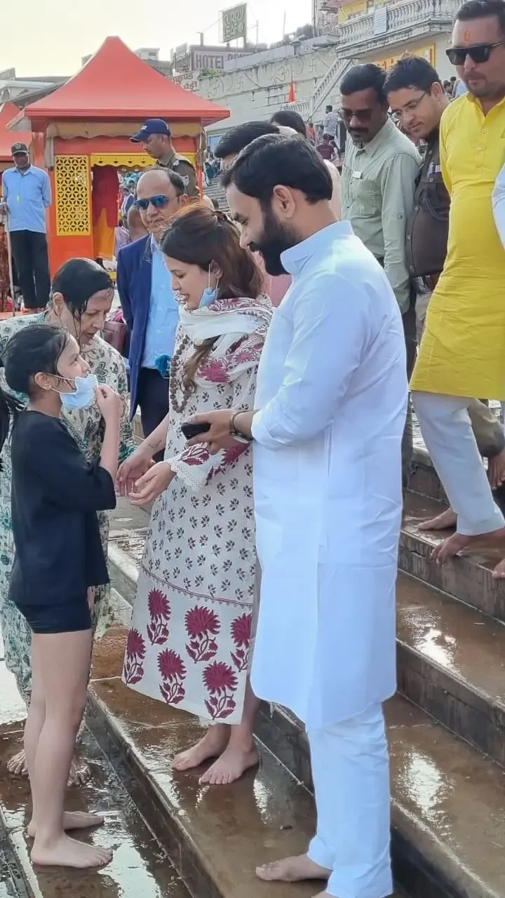 क्या एमएस धोनी की पत्नी साक्षी धोनी ने हर की पौड़ी में आस्था की डुबकी लगाई?