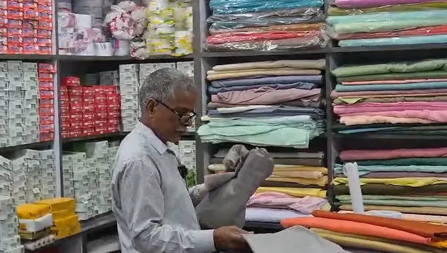 मुद्रा योजना से बदली किस्मत: हजारीबाग के धनेश्वर साव ने ₹5 लाख के लोन से खड़ी कीं तीन दुकानें