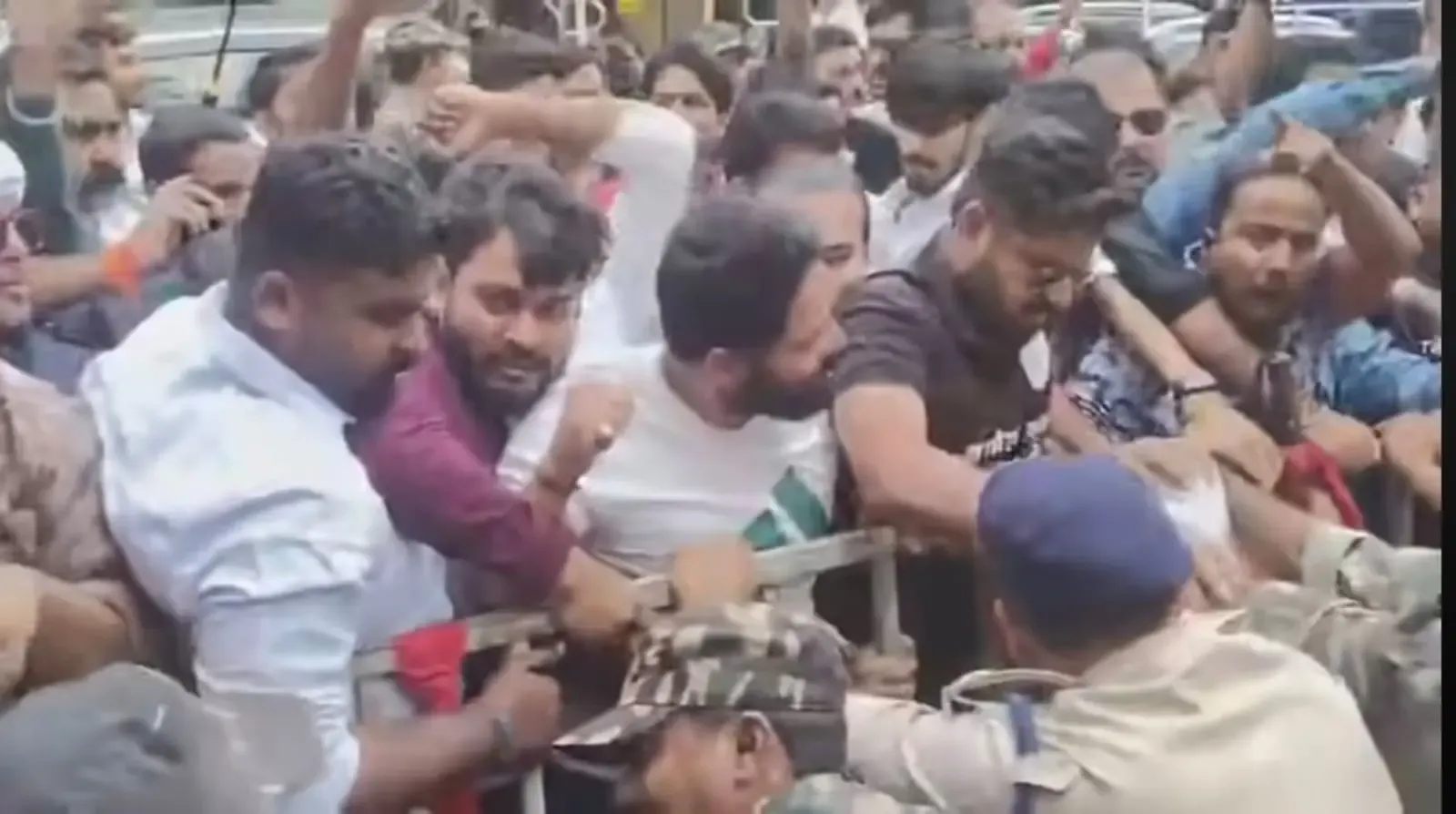 रांची में युवा कांग्रेस का प्रदर्शन: CEC ज्ञानेश कुमार के इस्तीफे की मांग, चुनाव कार्यालय का घेराव