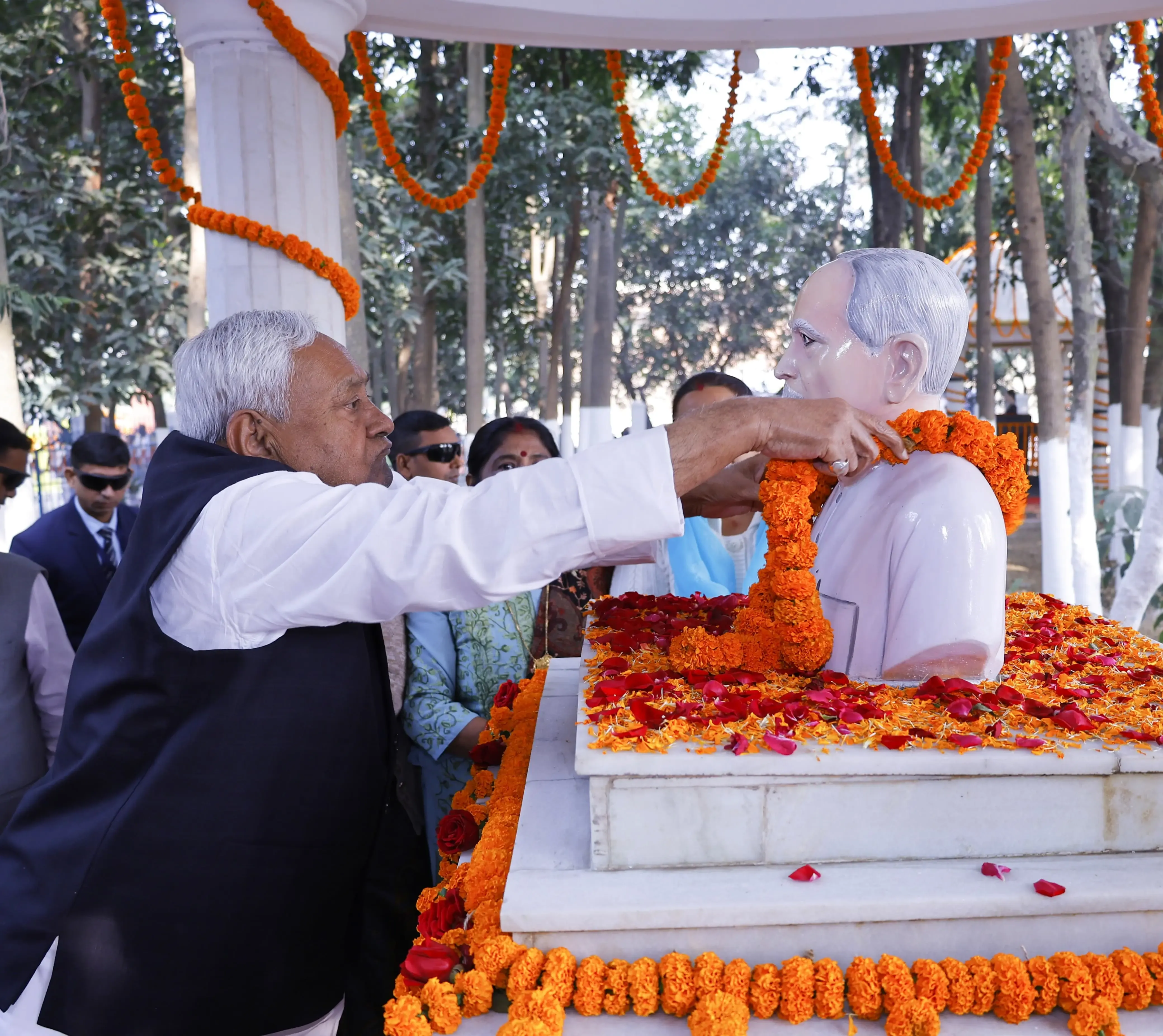 क्या मुख्यमंत्री नीतीश कुमार ने अपने पैतृक गांव का दौरा किया और पिता कविराज रामलखन सिंह की पुण्यतिथि पर श्रद्धांजलि दी?