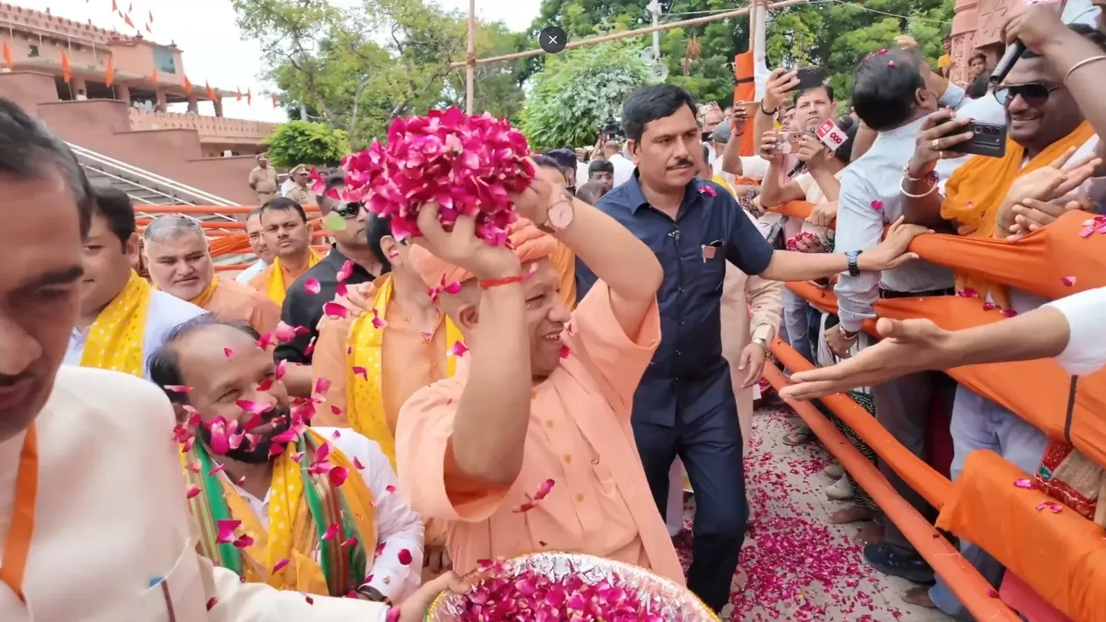 जन्माष्टमी पर योगी आदित्यनाथ का 20वीं बार श्रीकृष्ण जन्मभूमि दर्शन, श्रद्धालुओं पर की पुष्प वर्षा