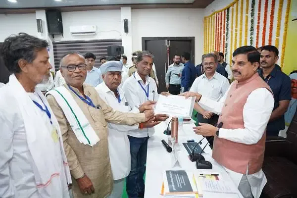 मुख्यमंत्री मोहन यादव ने हरदा में ग्रामीणों को सौंपे स्वामित्व रजिस्ट्री प्रमाण-पत्र