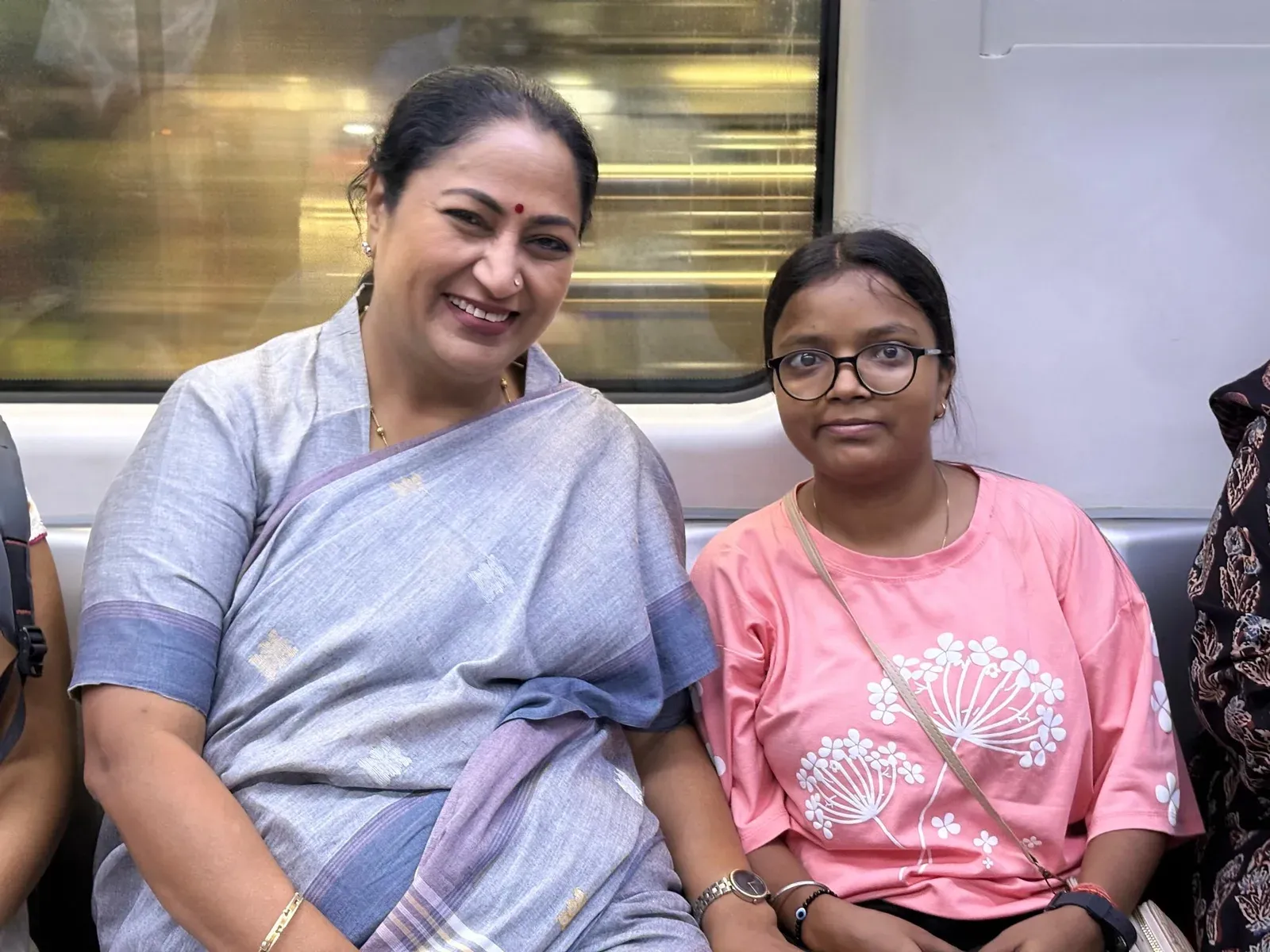 दिल्ली मेट्रो के 10 स्टेशनों पर लगेंगे पुराने कपड़ों के कलेक्शन बॉक्स, सीएम रेखा गुप्ता की पर्यावरण पहल