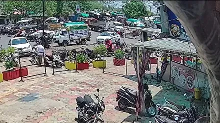कारंजा में दिनदहाड़े ₹20 लाख की चोरी: आम खरीदने गए व्यापारी की कार का शीशा तोड़ा, CCTV में कैद