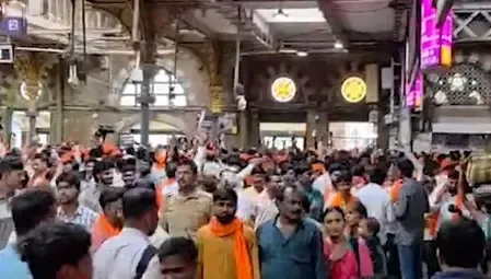 क्या मुंबई के सीएसएमटी स्टेशन पर बढ़ती भीड़ यात्रियों की सुरक्षा पर खतरा बन गई है?