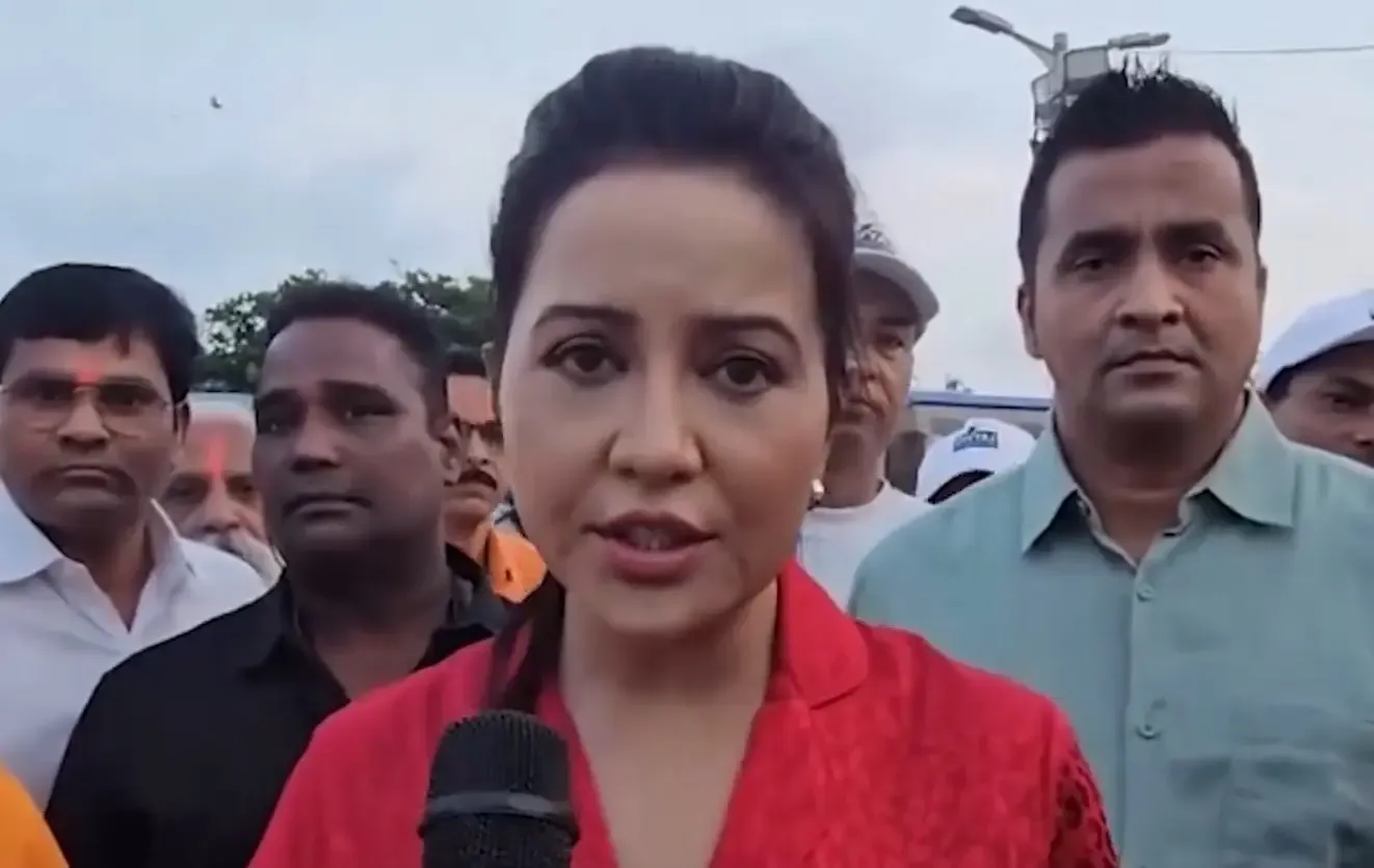 जुहू बीच पर 'सी शोर शाइन 2026': अमृता फडणवीस ने गणपति विसर्जन के बाद बड़ी सफाई मुहिम का नेतृत्व किया