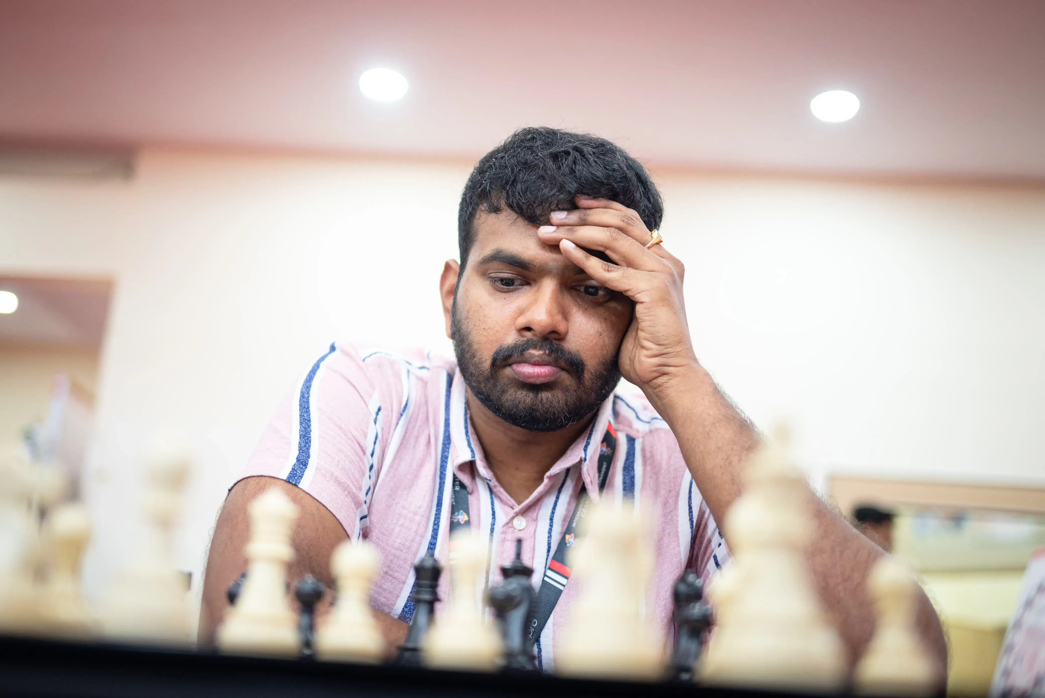 Who Leads in the Mumbai International Chess Tournament?