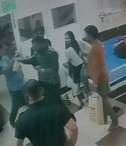 क्या मुंबई के सरकारी अस्पताल में मरीज के परिजनों ने डॉक्टरों पर हमला किया?