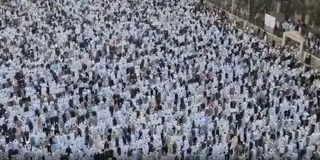 मुंबई की मस्जिदों में हजारों लोगों ने एक साथ अदा की नमाज, एक-दूसरे को दी बधाई