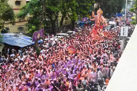 क्या मुंबई के लालबागचा राजा के विसर्जन में चोरी की वारदातें बढ़ गईं?