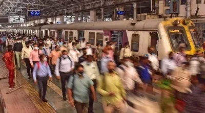 मुंबई लोकल में सीट विवाद: महिला पर पेपर स्प्रे छिड़कने का आरोप, जीआरपी ने की जांच