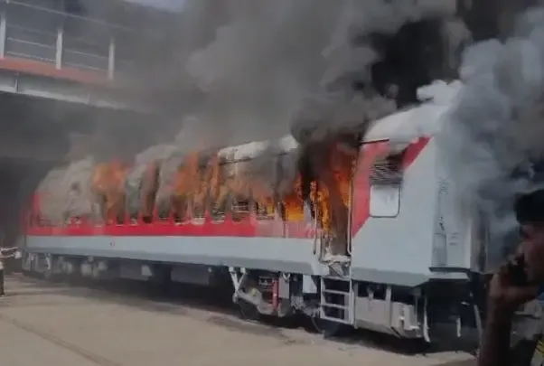 मुंबई के माटुंगा रेलवे वर्कशॉप में अचानक लगी आग, लोगों में मची अफरा-तफरी