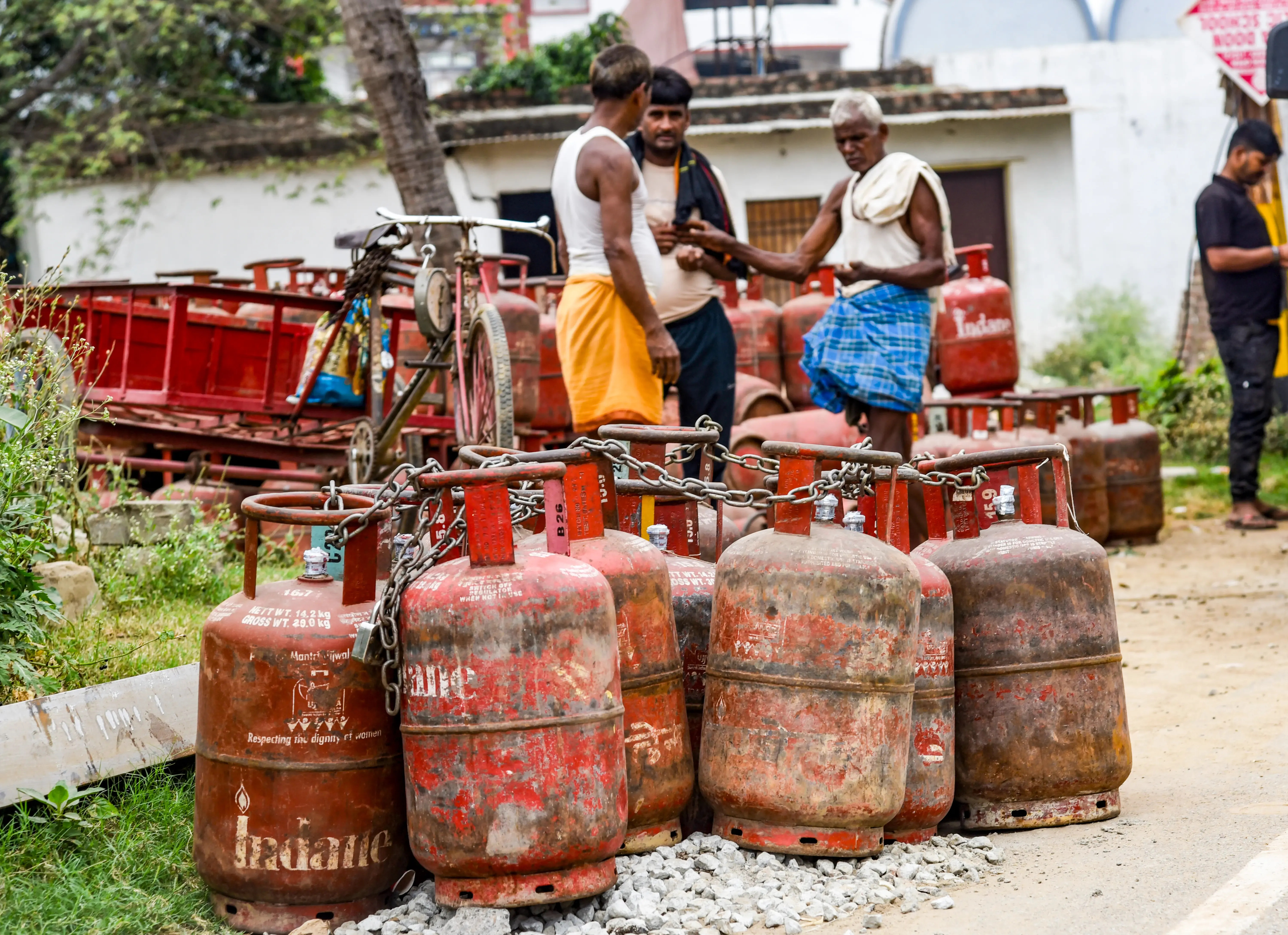 मुंबई में एलपीजी गैस सिलेंडरों की अवैध कालाबाजारी पर बड़ी कार्रवाई, 451 सिलेंडर बरामद