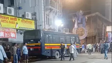 मुंबई में 22 फीट ऊंची भगवान गणेश की मूर्ति गिरी, 2 लोगों की मौत और 5 घायल