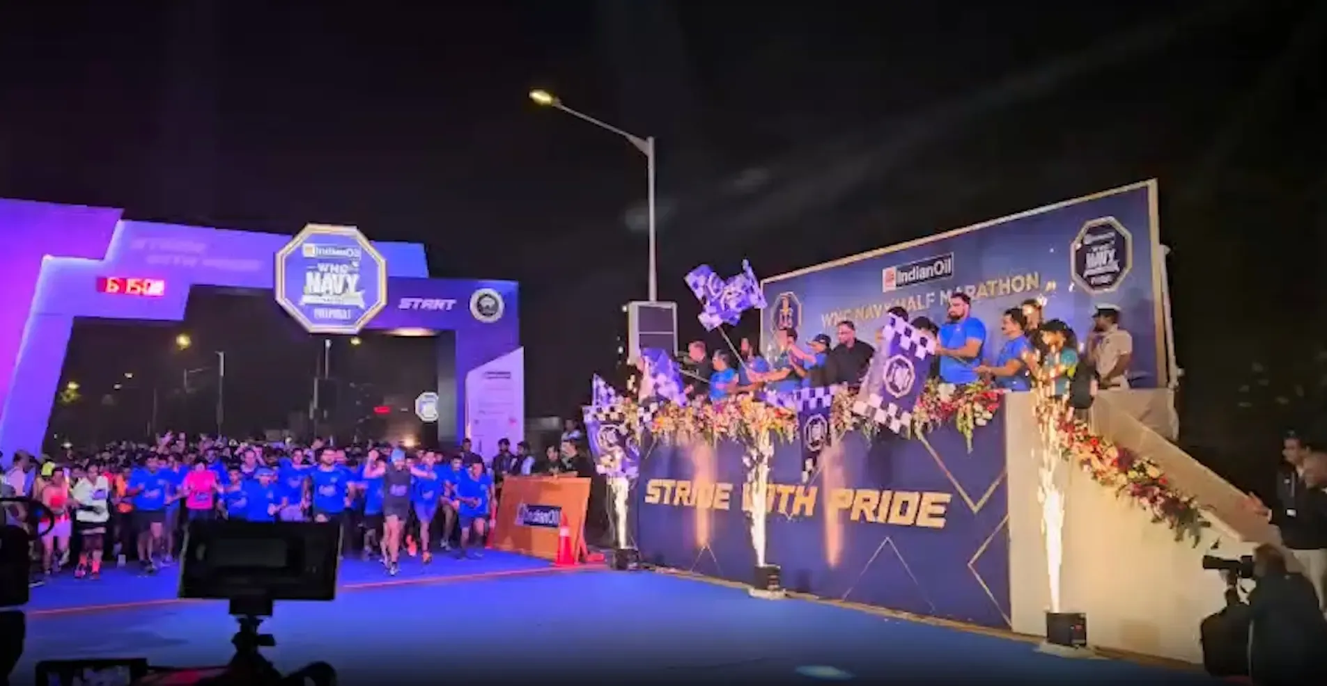 क्या मुंबई में 8वीं डब्ल्यूएनसी नेवी हाफ मैराथन का आयोजन हुआ, जिसमें कई बड़ी हस्तियां शामिल हुईं?