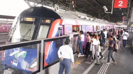 मुंबई में भारी बारिश के बीच सुचारू रूप से चल रही मेट्रो, सीएम फडणवीस ने की तारीफ