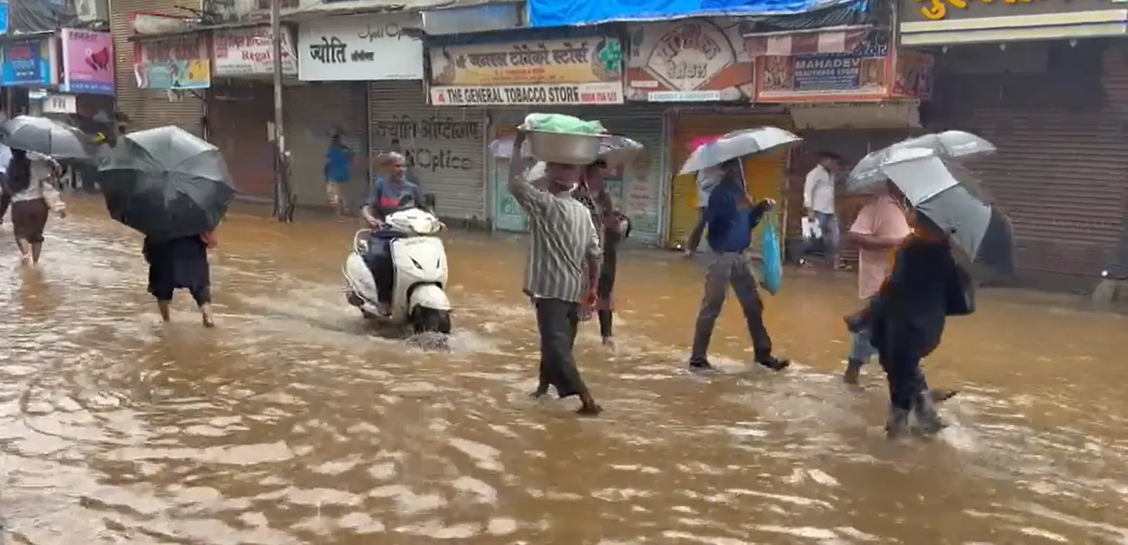 मुंबई में भारी बारिश: नालासोपारा, दादर, कुर्ला में जलभराव; IMD ने मुंबई-ठाणे-पालघर के लिए येलो अलर्ट जारी किया