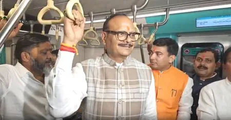 ब्रजेश पाठक ने मुंबई मेट्रो में किया सफर, बोले — वैश्विक संकट में पब्लिक ट्रांसपोर्ट अपनाना ज़रूरी