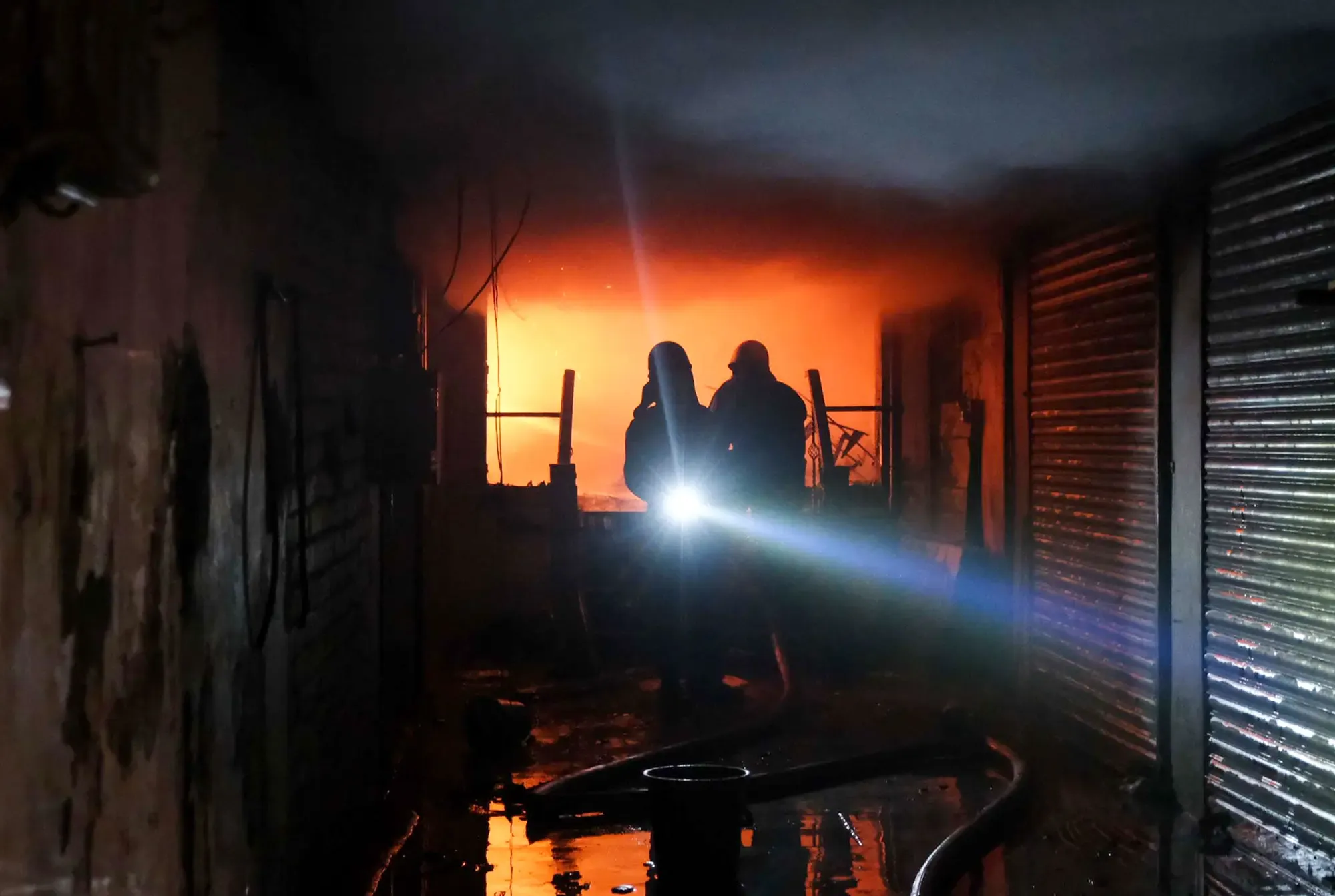 मुंबई में दोहरा हादसा: भांडुप में गड्ढे में गिरे 8 लोग, मानखुर्द में आग से 5 दुकानें राख