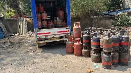 मुंबई में गैस सिलेंडरों की कालाबाजारी, राशन वितरण विभाग ने जब्त किया स्टॉक