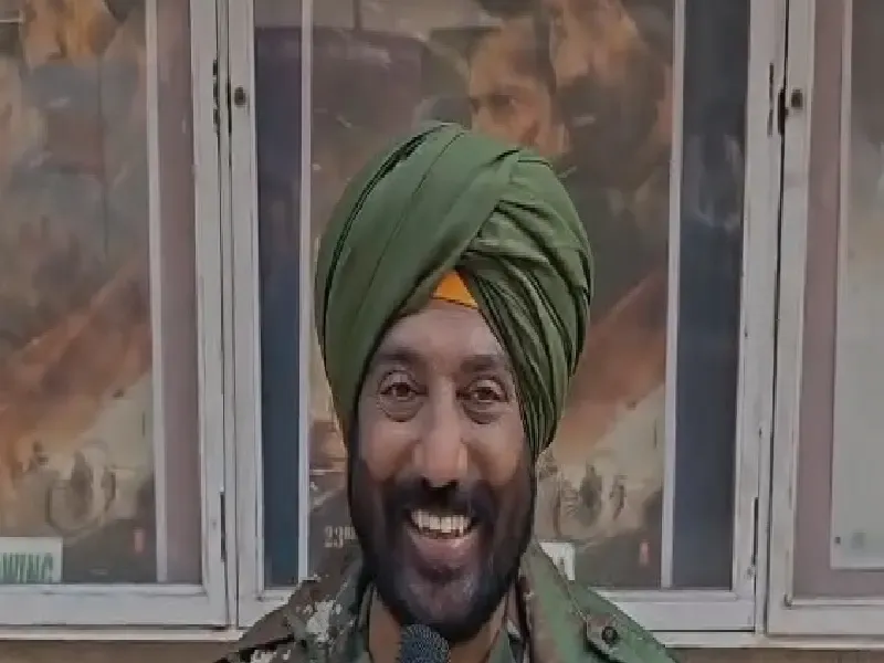 क्या मुंबई में कोई सनी देओल बनकर तो कोई 'तोप' लेकर बॉर्डर 2 देखने के लिए पहुंचा?