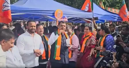 CM देवेंद्र फडणवीस ने झालमुड़ी खाकर मनाया जश्न, BJP की बंगाल-असम जीत पर महाराष्ट्र में उत्सव