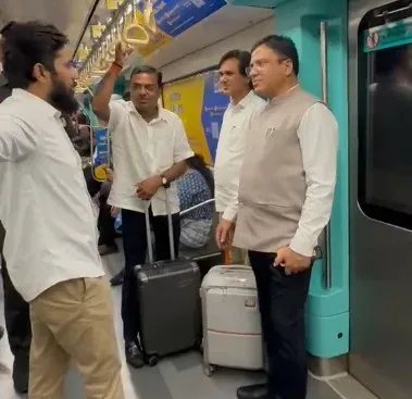 मेट्रो से हवाई अड्डे पहुँचे राज्य मंत्री आशीष जायसवाल, मोदी की ईंधन बचत अपील को किया अमल