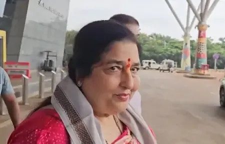 मुंबई से रायपुर पहुंचीं अभिनेत्री अनुराधा पौडवाल और अदा शर्मा, नवरात्रि गरबा महोत्सव में लेंगी हिस्सा