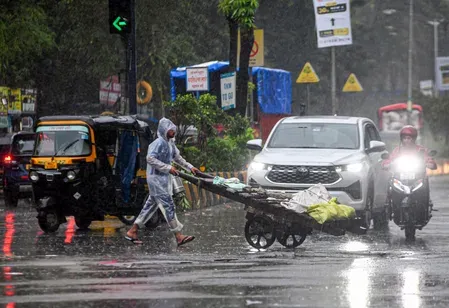 मुंबई: वसई-विरार लोकल ट्रेन 25-30 मिनट लेट, नालासोपारा जलभराव से रेल पटरियाँ जलमग्न