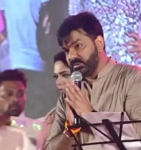 पवन सिंह ने मुंगेर मंच से अक्षरा सिंह और उनके माता-पिता से मांगी सार्वजनिक माफी