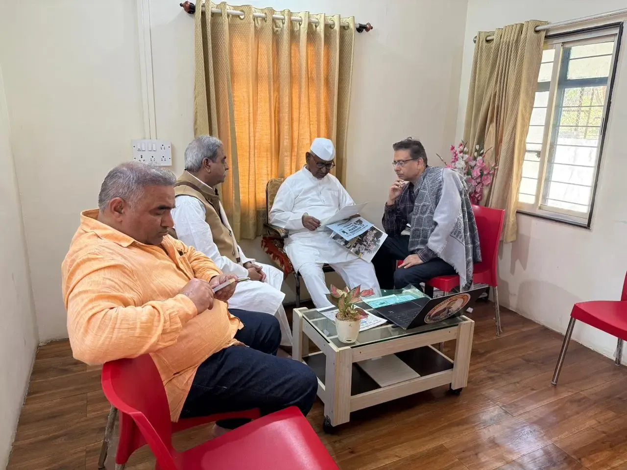 Dr Munish Raizada Visits Ralegan Siddhi to Seek Anna Hazare's Blessings Before Elections