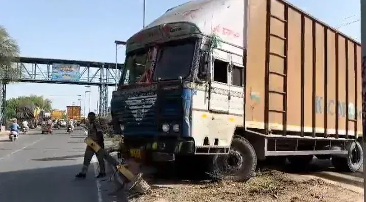 मुरैना में अनियंत्रित ट्रक ने वन विभाग की चौकी को रौंदा, 1 वनरक्षक घायल, 11 जवानों ने भागकर बचाई जान