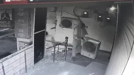 नोएडा: मुथूट फाइनेंस शाखा के बाहर से एसी आउटडोर यूनिट चोरी, सीसीटीवी में कैद हुई बेखौफ वारदात