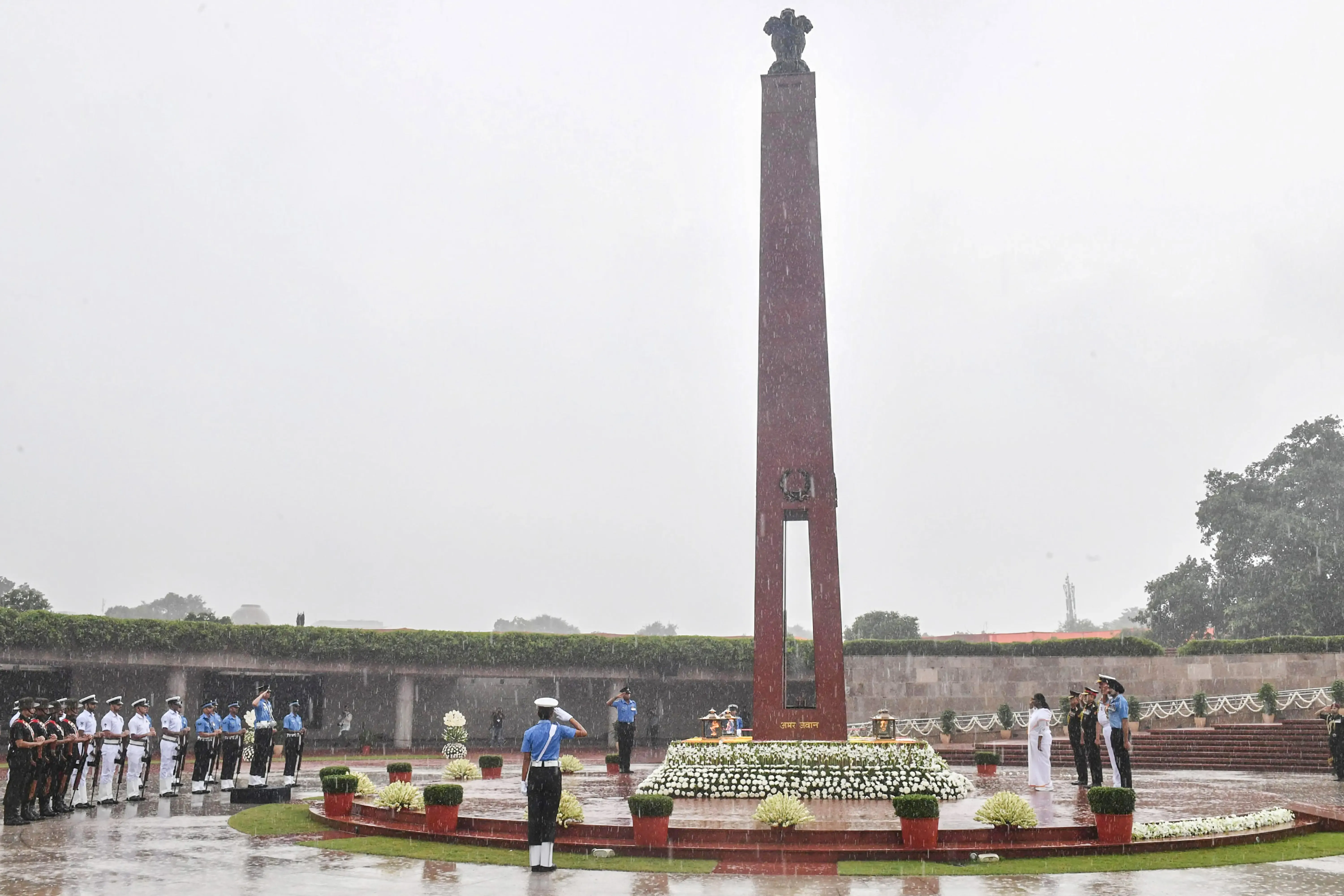 How Does President Murmu Honor the Brave Sons of Mother India on Vijay Diwas?
